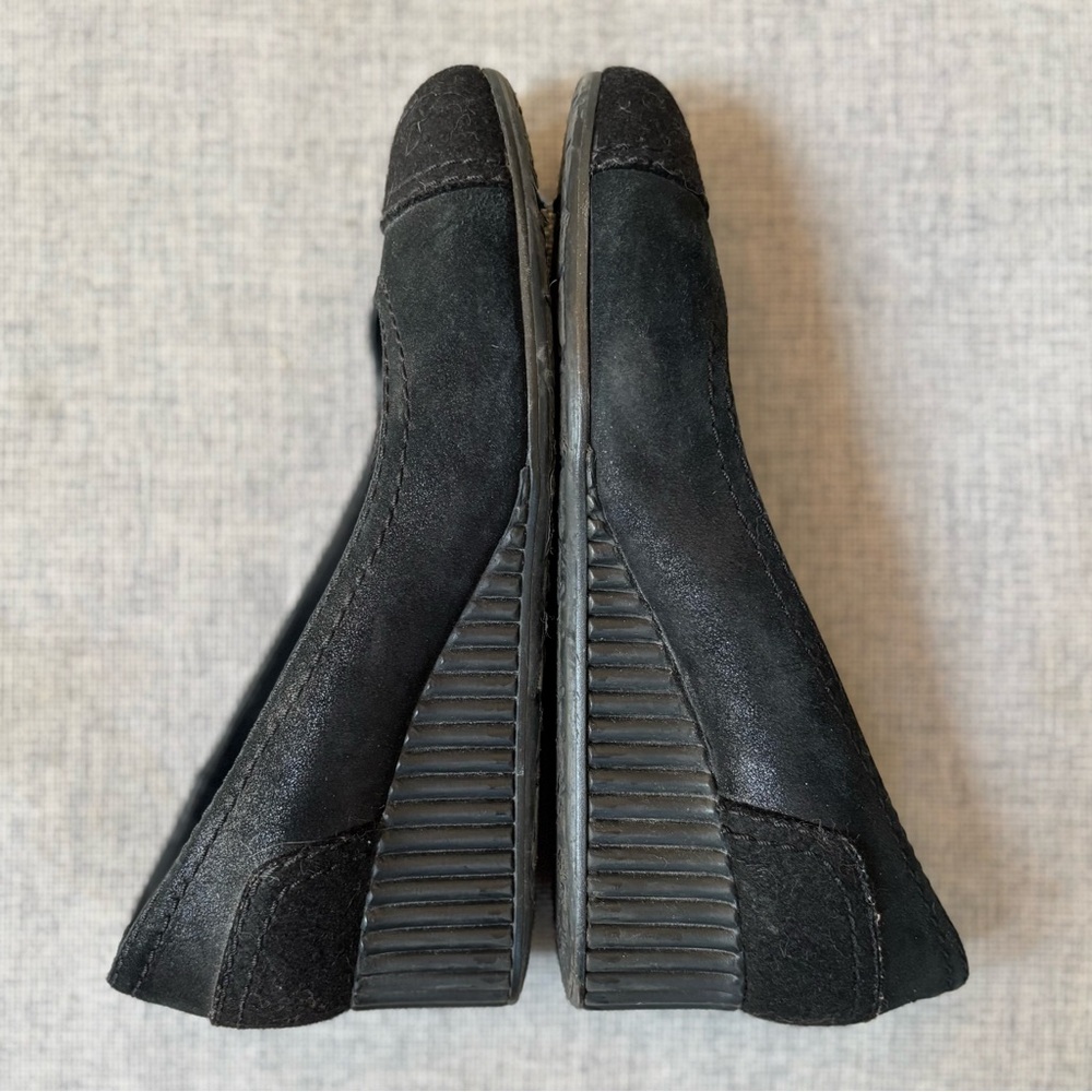 VINTAGE Chanel Women's Black Suede Wedge Pumps - Picture 5 of 11